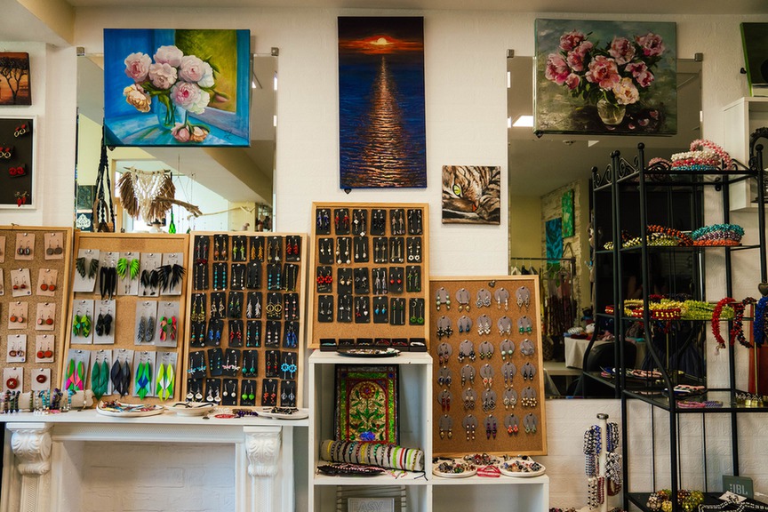 Darbnīca.shop interjers ar gleznām, rotām un amatnieku darinājumiem
